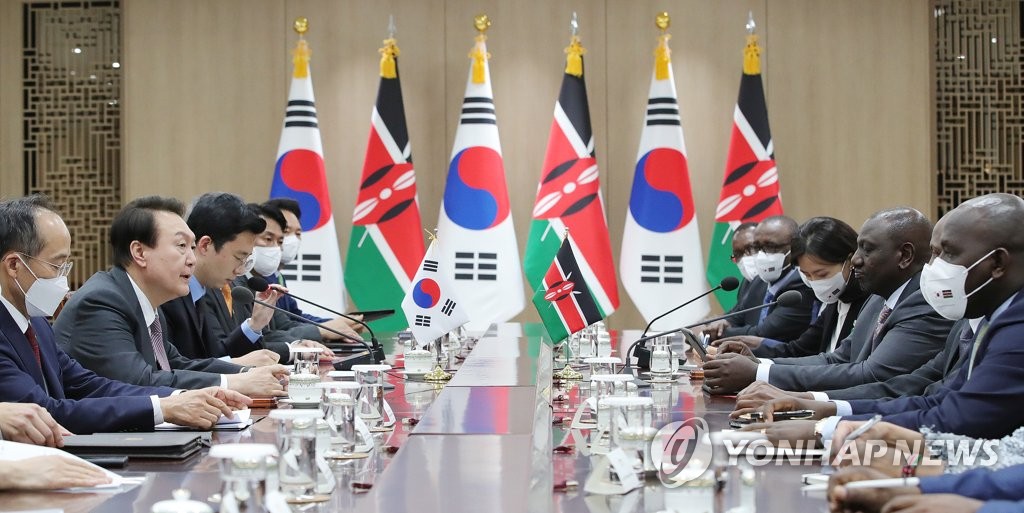 11月23日，在首尔龙山总统府，韩国总统尹锡悦（左排左二）和肯尼亚总统威廉·萨莫伊·鲁托（右排右二）举行会谈。 韩联社/总统室通讯摄影记者团