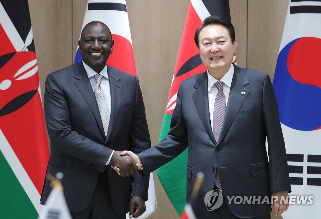 11月23日，在首尔龙山总统府，韩国总统尹锡悦（右）和肯尼亚总统威廉·萨莫伊·鲁托举行会谈。 韩联社/总统室通讯摄影记者团