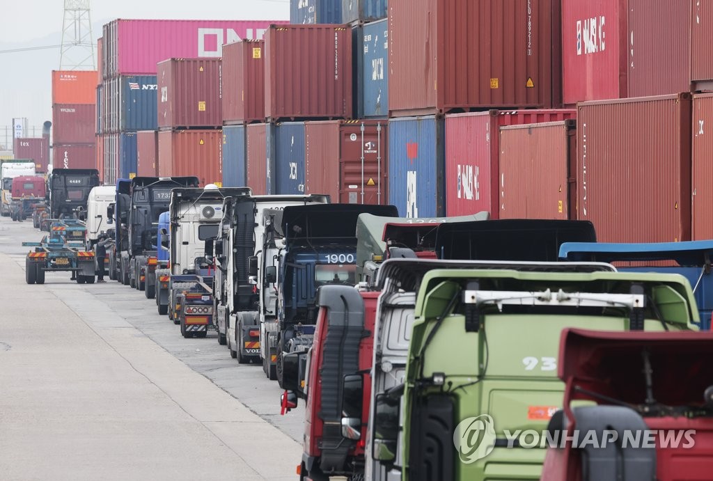 资料图片：11月24日，多辆货车停在京畿道义王市的内陆集装箱基地。韩国全国民主劳动组合总联盟旗下货运工会“货物连带本部”宣布自当天起罢工。 韩联社
