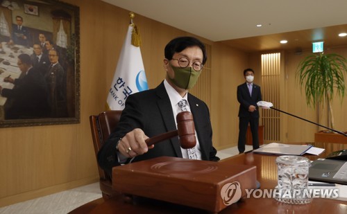 11月24日，在首尔中区的韩国银行（央行），行长李昌镛主持召开金融货币委员会会议。当天的会议决定将基准利率由目前的3%上调25个基点至3.25%。 韩联社/联合摄影记者团