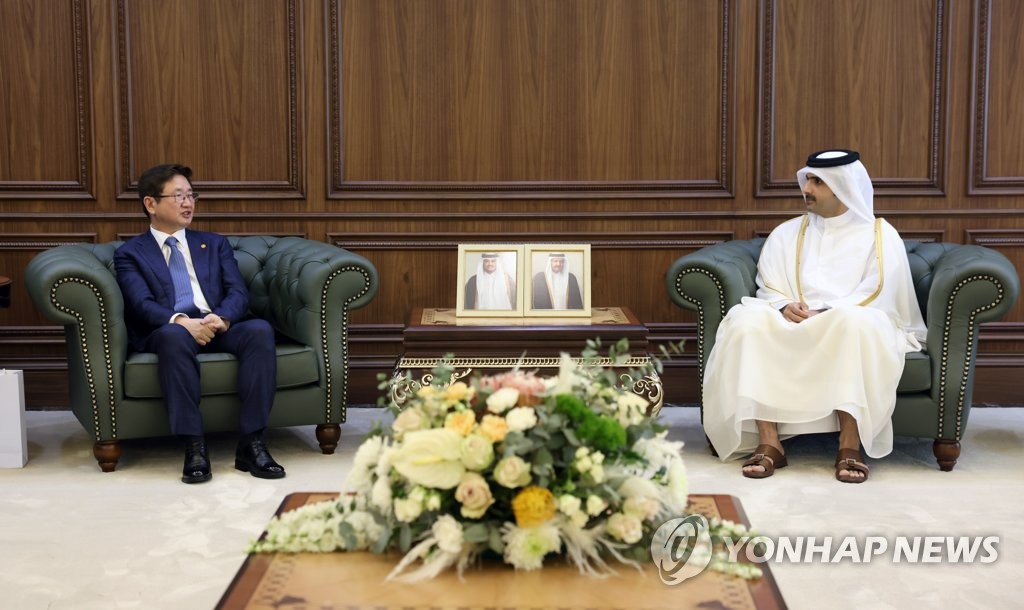 当地时间11月23日，在卡塔尔多哈，韩国文化体育观光部长官朴普均（左）会见卡塔尔文化大臣阿卜杜拉赫曼·阿勒萨尼。 韩联社/文化体育观光部供图（图片严禁转载复制）