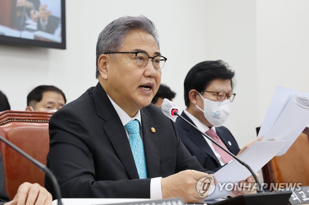 11月24日，在韩国国会，外交部长官朴振在“国会2030釜山世博会申办支援特别委员会”全体会议上发言。 韩联社