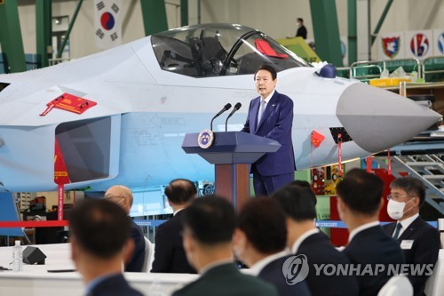 11月24日上午，在庆尚南道泗川市韩国航空宇宙产业公司，尹锡悦出席2022军工出口战略会议并发言。 韩联社