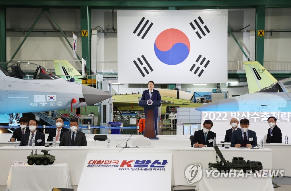资料图片：11月24日上午，在庆尚南道泗川市韩国航空宇宙产业公司，尹锡悦出席2022军工出口战略会议。 韩联社