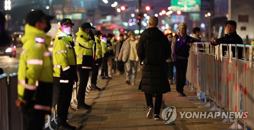 资料图片：11月24日下午，在首尔钟路区的光化门广场，警方站岗以防街头助威发生意外。 韩联社