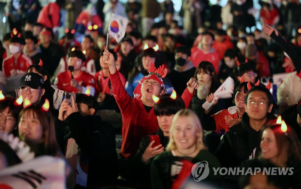 资料图片：11月24日下午，在首尔钟路区的光化门广场，韩国球迷“红魔”准备为世界杯韩国队首场比赛加油助威。当晚2022卡塔尔世界杯H组小组赛第一轮比赛即将上演，韩国队对阵乌拉圭队。 韩联社