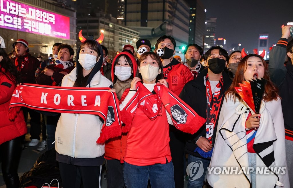11月24日下午，在首尔市钟路区光化门广场六曹小广场，韩国球迷为太极战士加油。韩国队当晚与乌拉圭进行了世界杯第一场比赛。 韩联社