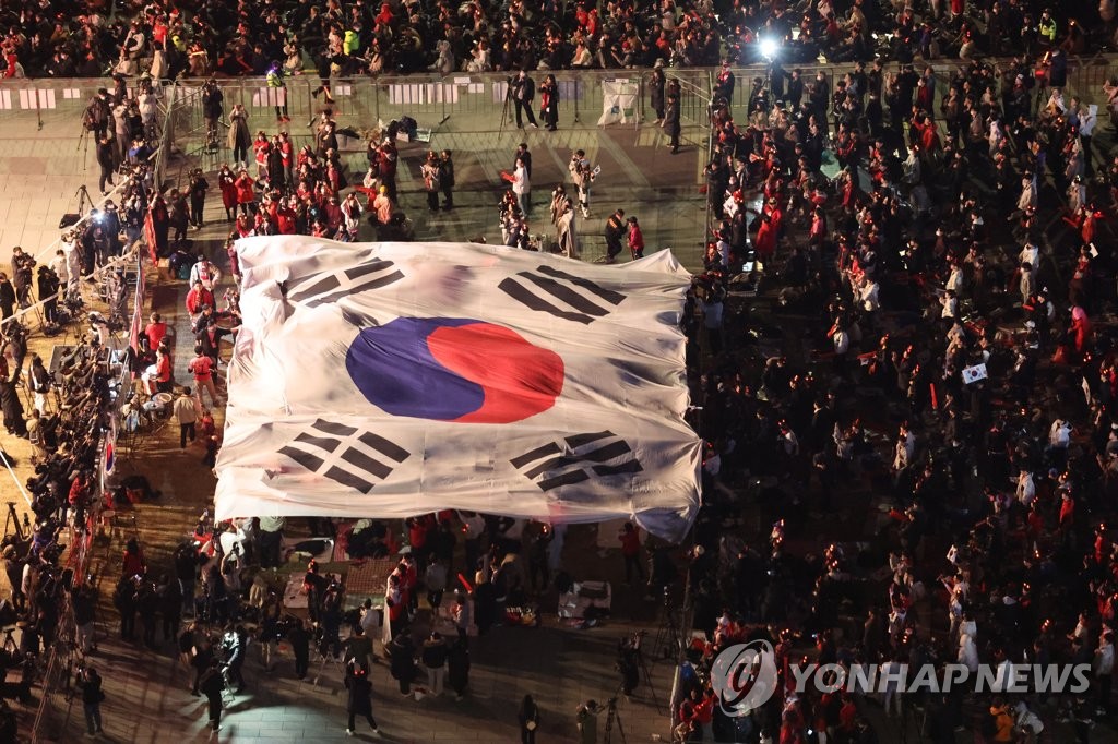 11月24日下午，首尔市钟路区光化门广场六曹小广场，红魔和市民进行街头助威。韩国队当晚与乌拉圭进行了H组第一轮比赛。 韩联社