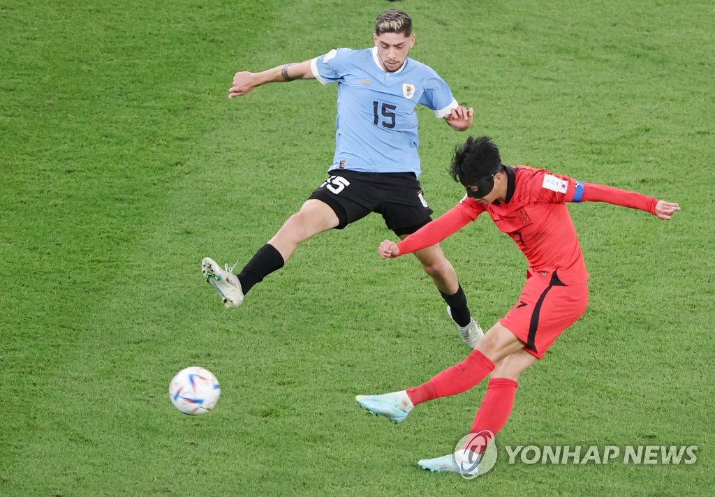 当地时间11月24日下午，在卡塔尔赖扬教育城体育场进行的2022卡塔尔世界杯韩国对阵乌拉圭的H组首轮比赛中，孙兴慜（红衣）抓住机会左脚射门。 韩联社