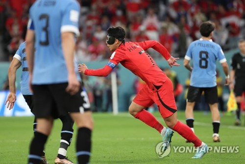 资料图片：当地时间11月24日下午，在卡塔尔赖扬教育城体育场，韩国队在2022卡塔尔世界杯对阵乌拉圭的H组首轮比赛举行。图为韩国队队长孙兴慜比赛中。 韩联社