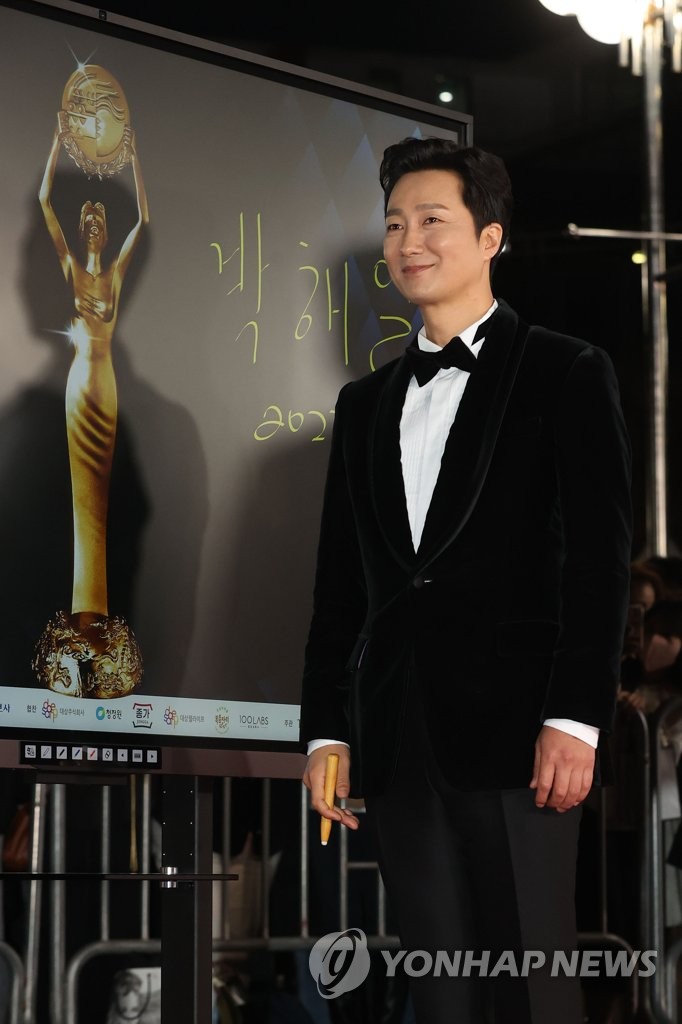 资料图片：2022年11月25日，在首尔汝矣岛KBS大厅举行的第43届青龙电影节颁奖礼上，朴海日出席红毯活动。 韩联社