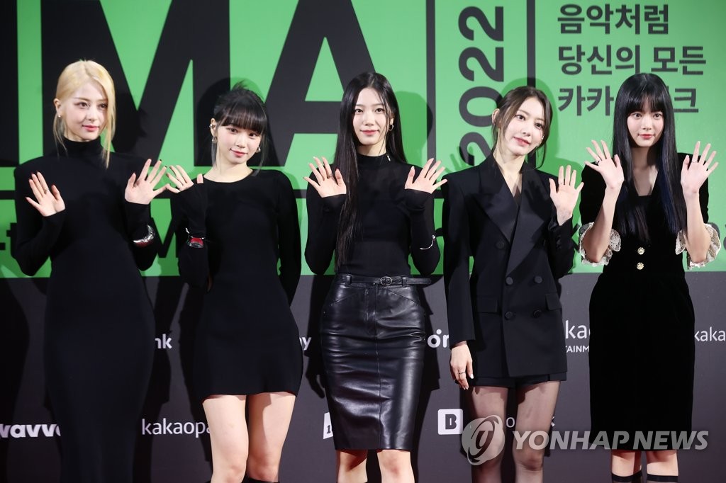 资料图片：2022年11月26日，在首尔高尺天空巨蛋体育场，LE SSERAFIM亮相“MMA 2022”（Melon Music Awards）颁奖礼红毯活动。 韩联社