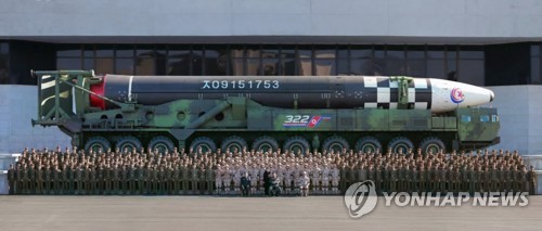 朝鲜向洲际导弹发射车授予英雄称号