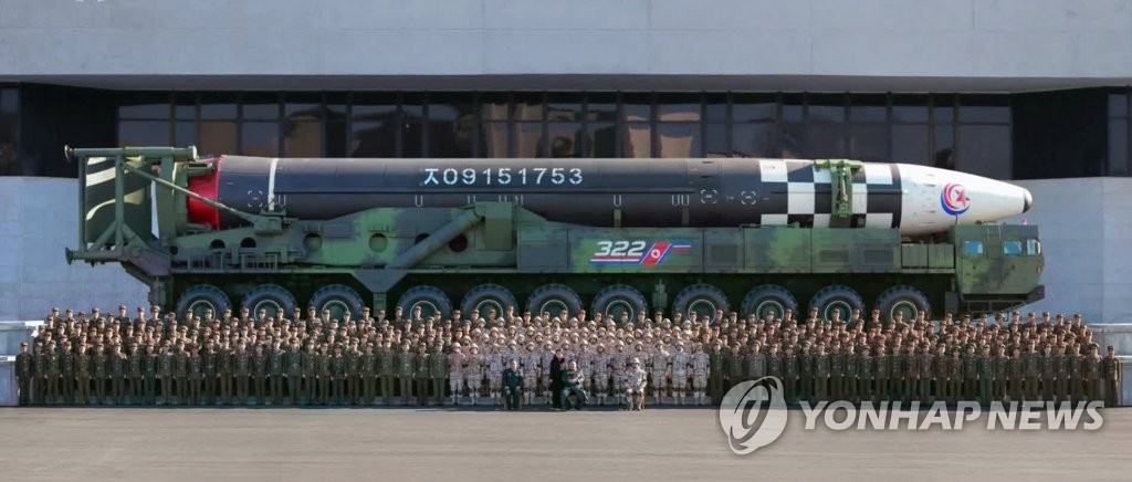 据朝鲜中央电视台11月27日报道，朝鲜国务委员会委员长金正恩日前携女同对本月18日成功试射“火星-17”型洲际导弹做出贡献的工作人员合影。 韩联社/朝鲜央视（图片仅限韩国国内使用，严禁转载复制）