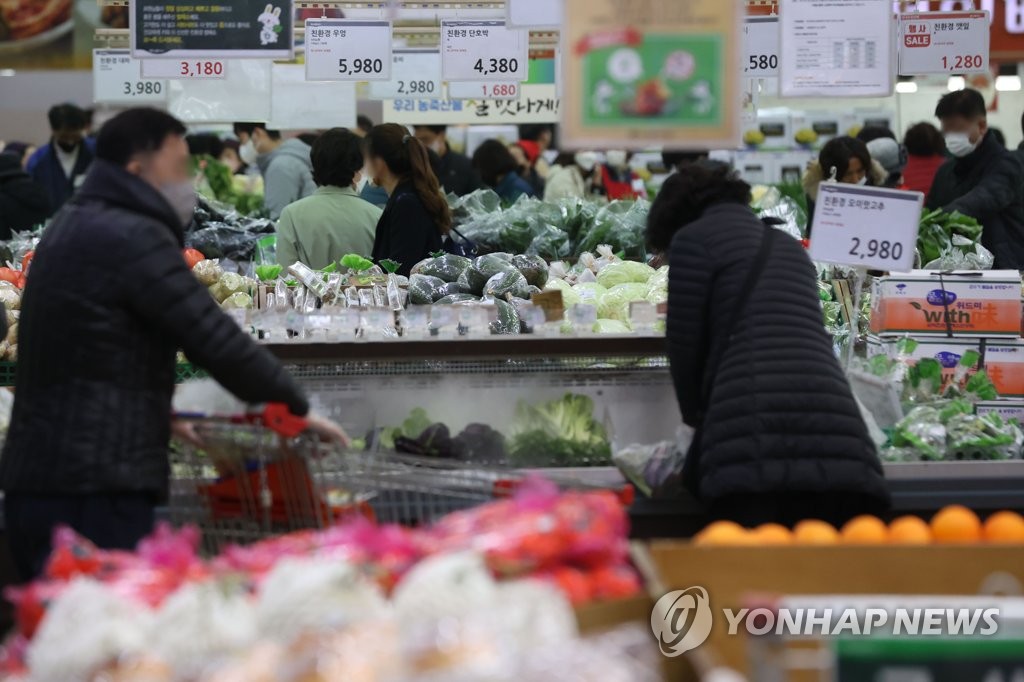 资料图片：11月27日，在首尔市一家大型超市，顾客正在购物。 韩联社