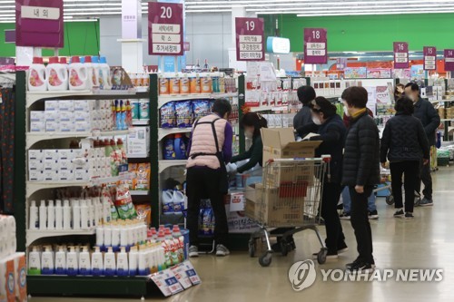 资料图片：市民们在大卖场购物。 韩联社