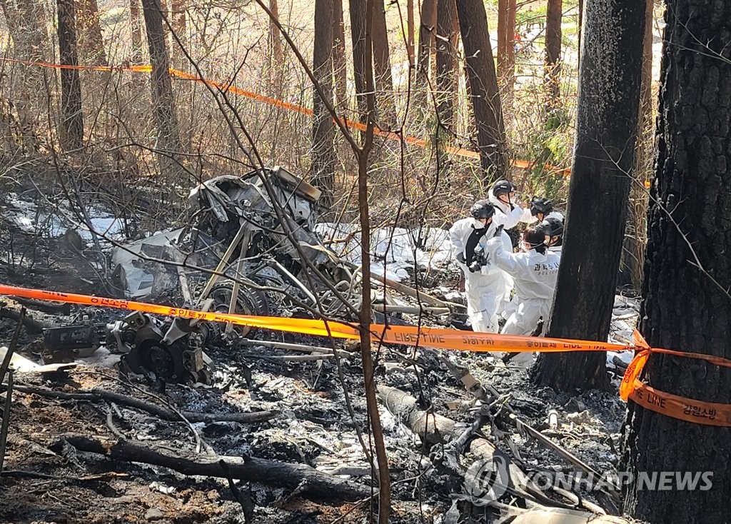 11月27日，在江原道襄阳郡县北面渔城田里一带，一架参与当地林火预防工作的S-58直升机发生坠毁事故，造成5人死亡。图为消防部门在现场救援。 韩联社