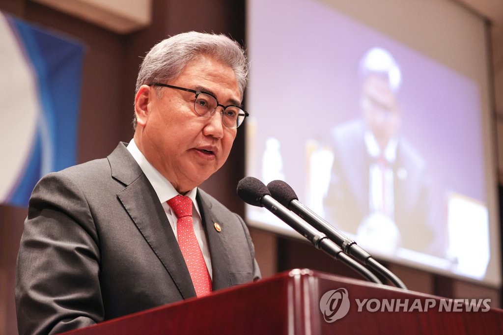 11月28日，在韩国新闻中心举行的“韩日国际合作增进与关系改善方案”研讨会上，韩国外长朴振致贺词。 韩联社