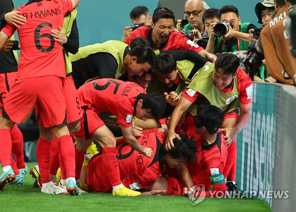 当地时间11月28日下午，在卡塔尔赖扬教育城体育场进行的韩国队与加纳队的世界杯H组第二轮小组赛中，韩国队员们在曹圭成进球后抱团欢呼。 韩联社