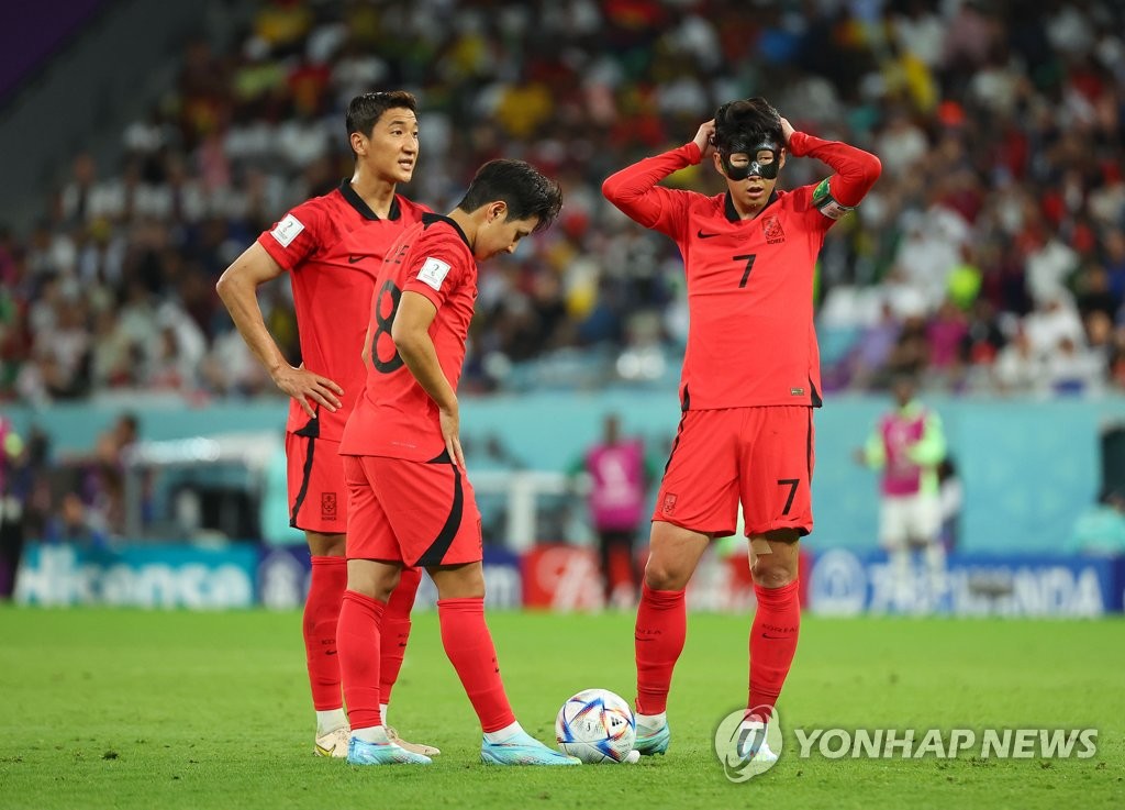 当地时间11月28日下午，在卡塔尔赖扬教育城体育场进行的韩国队与加纳队的世界杯H组第二轮小组赛中，韩国队正在准备角球。 韩联社
