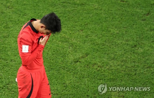 当地时间11月28日下午，在卡塔尔赖扬教育城体育场进行的韩国队与加纳队的世界杯H组第二轮小组赛中，韩国以2比3落败。图为孙兴慜失落离场。 韩联社