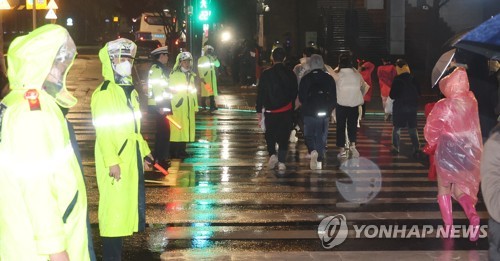 11月29日凌晨，在光化门，警察引导球迷安全返家。 韩联社