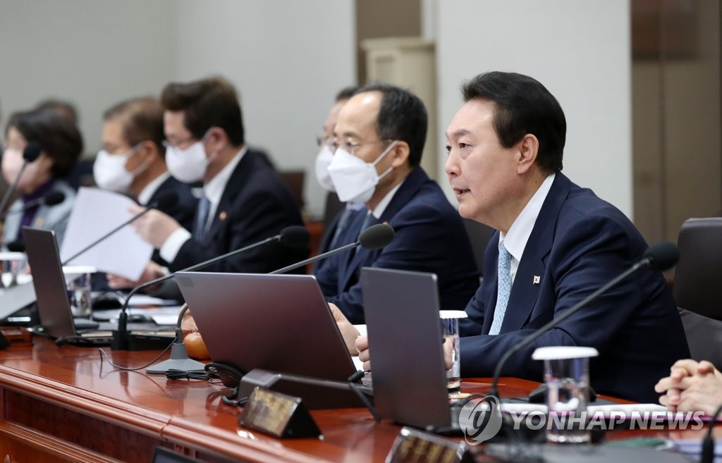 资料图片：11月29日，在首尔龙山总统府，韩国总统尹锡悦（右一）主持召开国务会议。 韩联社/总统室通信摄影记者团