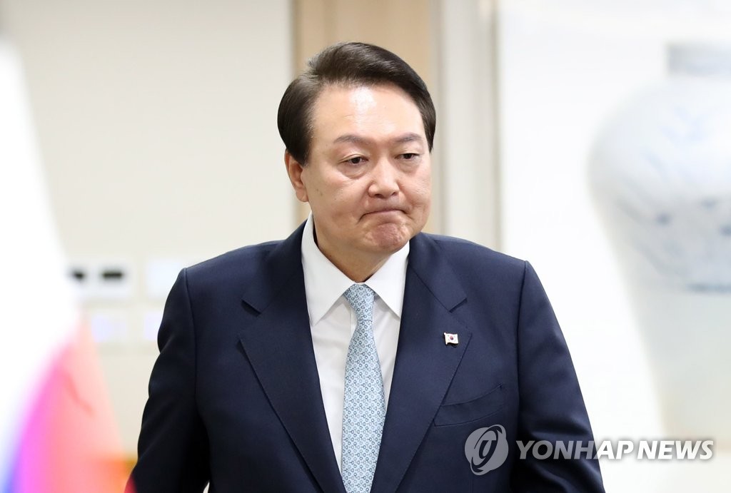 资料图片：2022年11月29日，在首尔龙山总统府，韩国总统尹锡悦走进国务会议场。 韩联社/总统室通讯摄影记者团