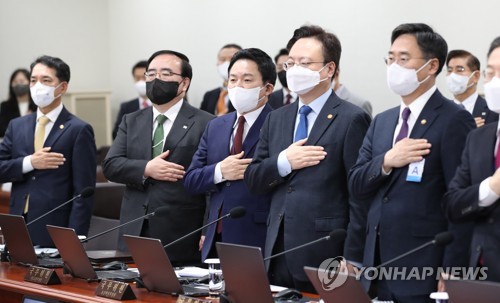 11月29日，在首尔龙山总统府，出席国务会议的各部长官向国旗敬礼。 韩联社
