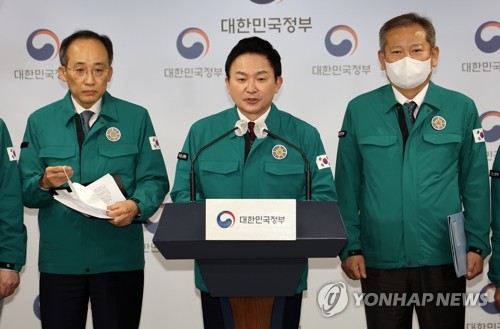 11月29日，韩国国土交通部长官元喜龙（中）在政府首尔办公大楼举行记者会，对货物运输工会“货物连带本部”集体罢工表态。 韩联社