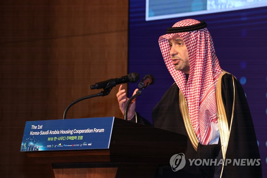 11月29日，在首尔乐天酒店世界，韩国与沙特携手举办“第一届韩国与沙特住房合作论坛”。沙特阿拉伯城市、农村事务和住房部大臣马吉德·候盖勒（Majed Al-Hogail）致贺词。 韩联社