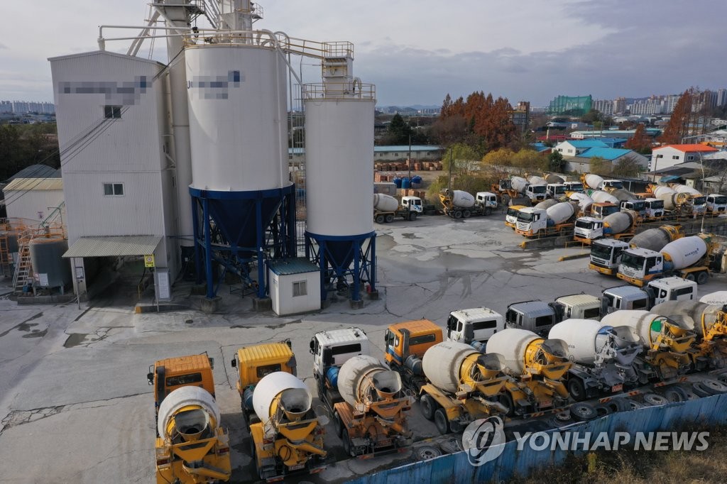 资料图片：11月30日，在光州市的一家混凝土公司，多辆混凝土搅拌车停放在厂区内。 韩联社