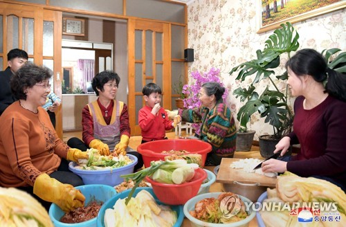 朝鲜居民腌制越冬泡菜