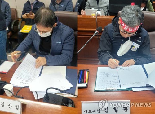 11月30日，在首尔城东区首尔交通公社大楼，劳资双方在协议书上签字。 韩联社/首尔交通公社工会联合谈判团供图（图片严禁转载复制）