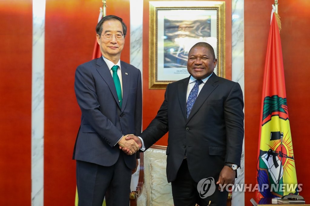 韩总理韩悳洙会晤莫桑比克总统纽西
