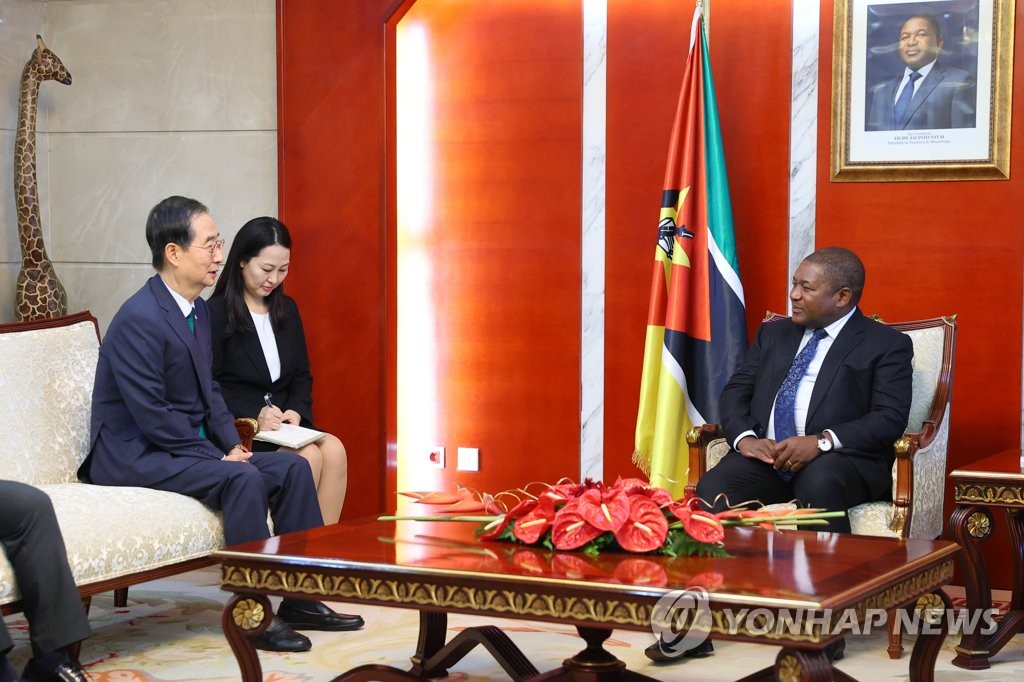当地时间11月30日，在莫桑比克总统府，韩悳洙（左）会晤纽西（右）。 韩联社/总理办公室供图（图片严禁转载复制）