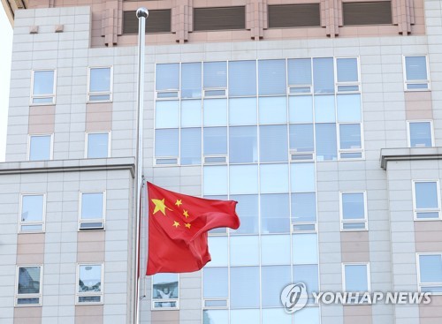 12月1日，位于首尔市中区的中国驻韩大使馆下半旗为中国前国家主席江泽民志哀。 韩联社