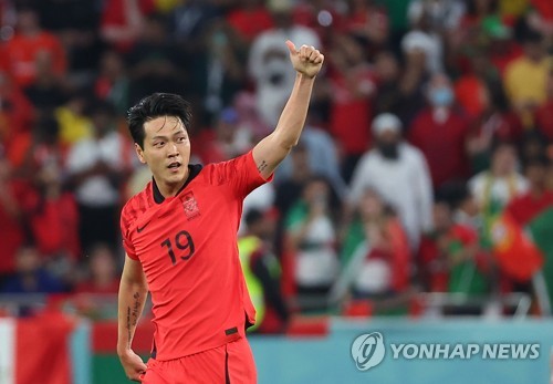 韩国时间12月3日凌晨，在卡塔尔赖扬教育城体育场进行的2022卡塔尔世界杯H组第三轮比赛中，金英权破门帮助韩国队将同葡萄牙的比分扳成1比1平。图为金英权进球后举大拇指庆祝。 韩联社