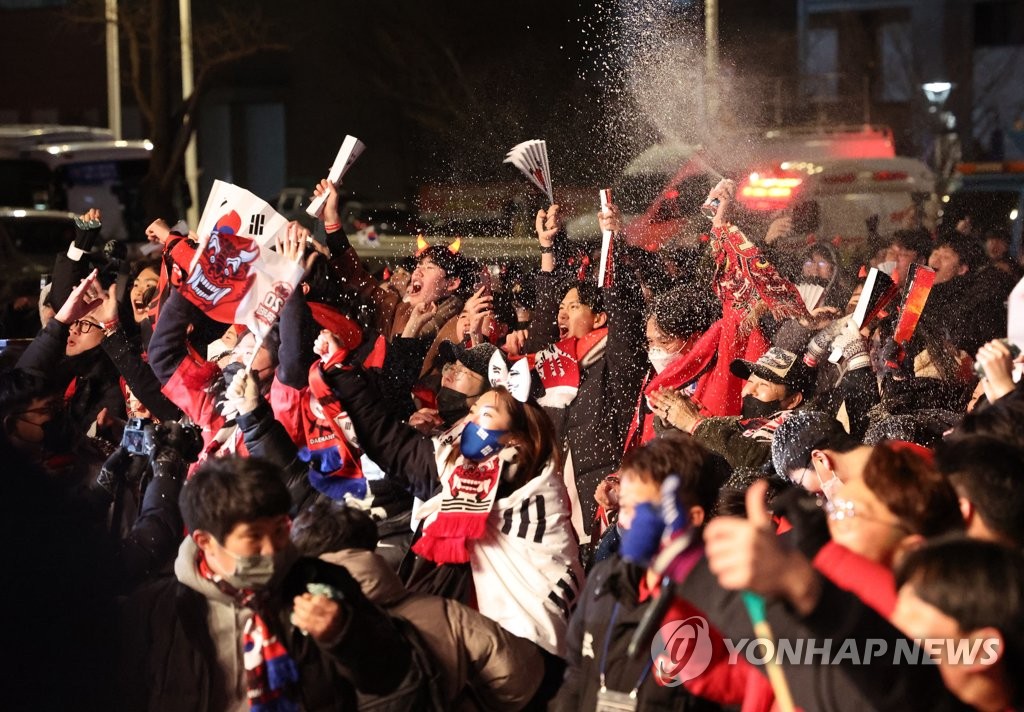 12月3日凌晨，在首尔钟路区的光化门广场，韩国球迷“红魔”走上街头观看2022卡塔尔世界杯H组韩国队迎战葡萄牙队的比赛。 韩联社