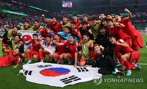 韩国时间12月3日凌晨，在卡塔尔赖扬教育城体育场进行的2022卡塔尔世界杯H组第三轮比赛中，韩国队以2比1战胜葡萄牙队晋级16强。图为韩国队赛后合影留念。 韩联社