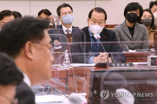 12月5日，在国会，权宁世（中）出席外交统一委员会全会。 韩联社