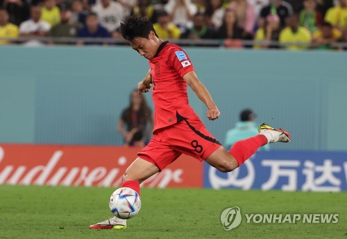 12月6日，在卡塔尔多哈的974球场，韩国队对阵巴西队的世界杯1/8决赛举行。图为韩国选手白升浩在下半场扳回一球。 韩联社
