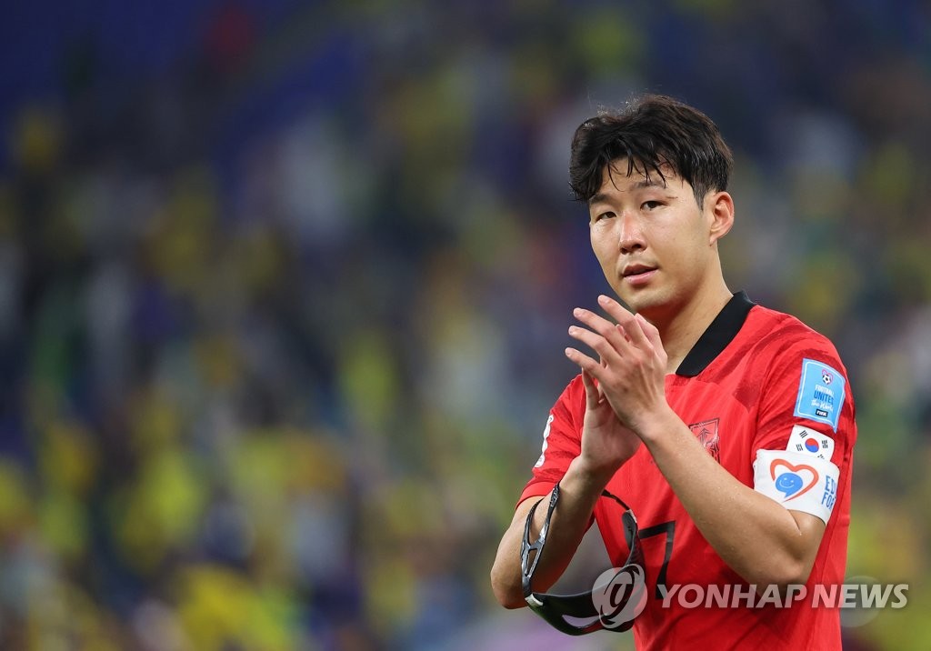 12月6日，在卡塔尔多哈的974球场，韩国队对阵巴西队的世界杯1/8决赛举行。图为韩国队队长孙兴慜在比赛结束后向观众致意。 韩联社