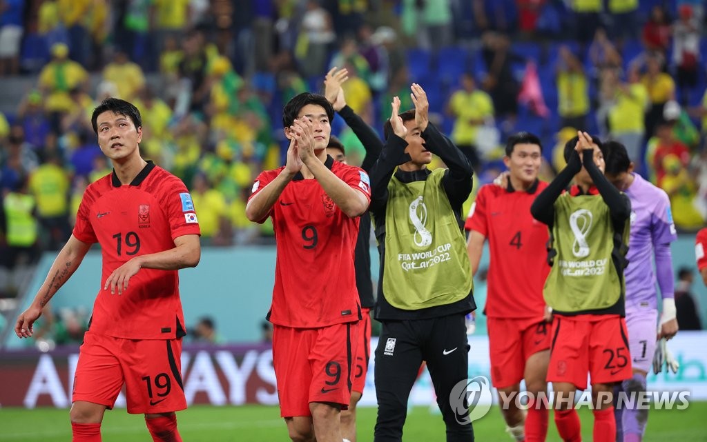12月6日，在卡塔尔多哈的974球场，韩国队对阵巴西队的世界杯1/8决赛举行。图为韩国队选手们在比赛结束后向观众致意。 韩联社