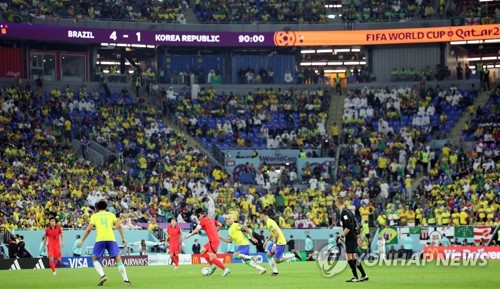 12月6日，在卡塔尔多哈的974球场，韩国队对阵巴西队的世界杯1/8决赛举行。韩国当天以1比4负于巴西，无缘八强。 韩联社