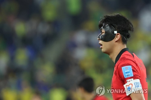 12月6日，在卡塔尔多哈的974球场，韩国队对阵巴西队的世界杯1/8决赛举行。图为孙兴慜在场上面露遗憾。 韩联社