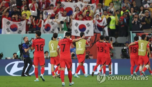 12月6日，在卡塔尔多哈的974球场，韩国队对阵巴西队的世界杯1/8决赛举行。图为孙兴慜在赛后竖起大拇指。 韩联社
