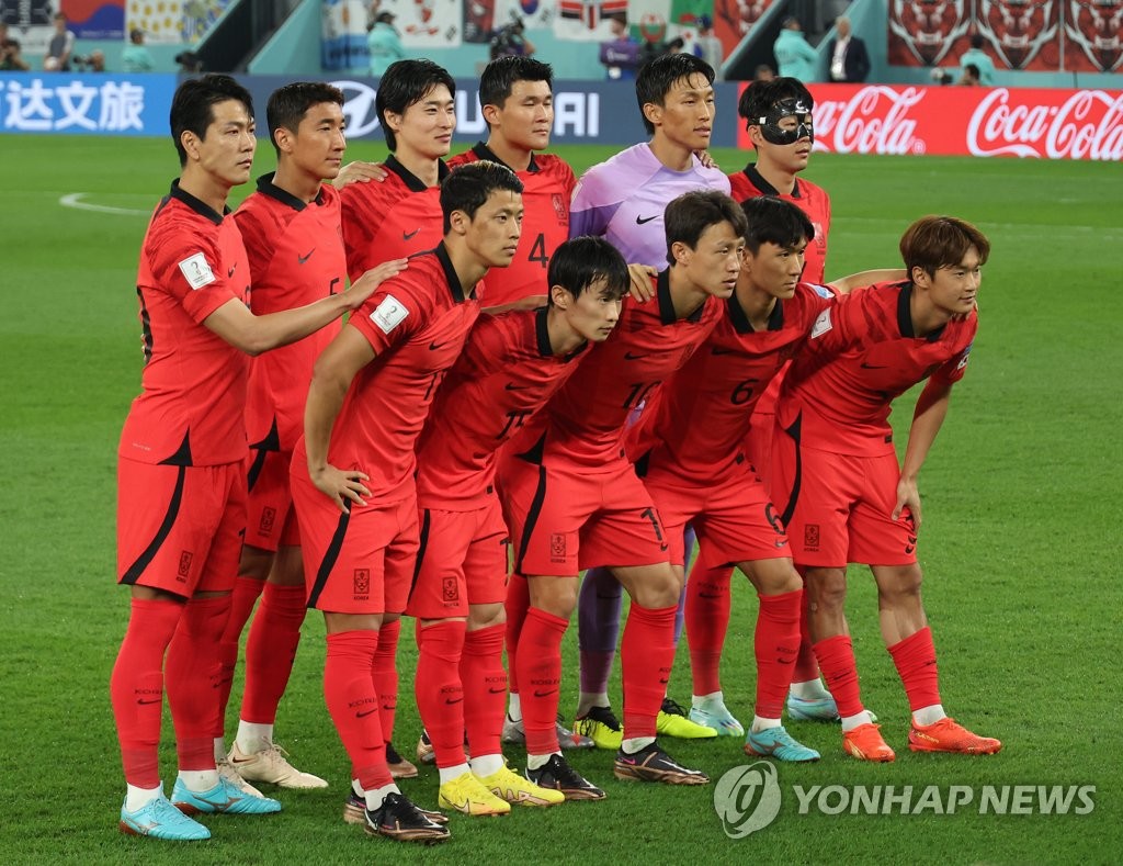 资料图片：韩国时间12月6日，在卡塔尔多哈的974球场，韩国队对阵巴西队的世界杯1/8决赛举行。图为韩国队选手们在赛前合影。 韩联社