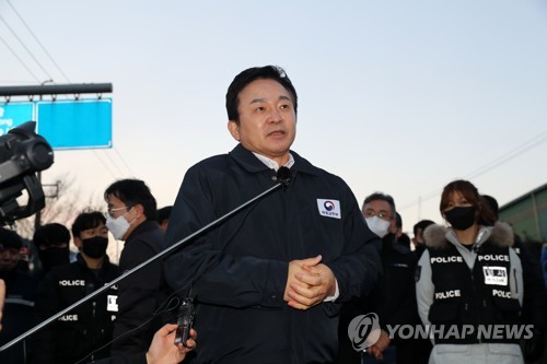 资料图片：12月6日，在庆尚北道浦项市的浦项钢铁产业园区，韩国国土交通部长官元喜龙向媒体介绍与“货物连带”干部的交谈结果。 韩联社