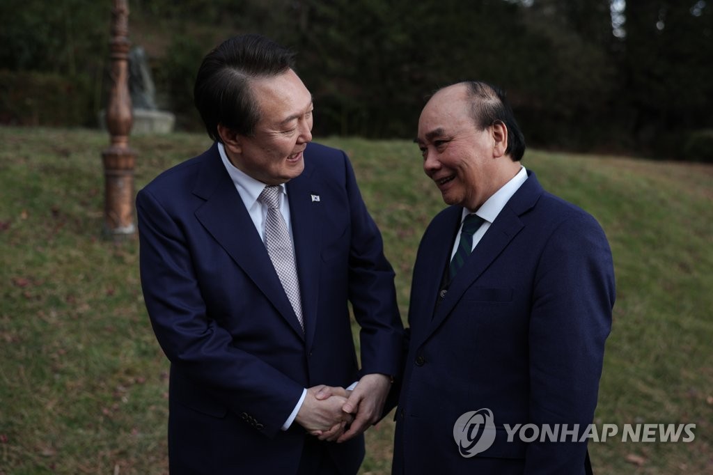 资料图片：12月6日，在青瓦台常春斋，韩国总统尹锡悦（左）同到访的越南国家主席阮春福交谈。 韩联社/韩国总统府供图（图片严禁转载复制）